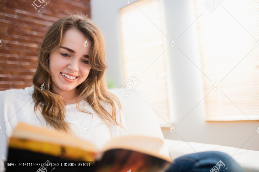 在阅读一本书的女人