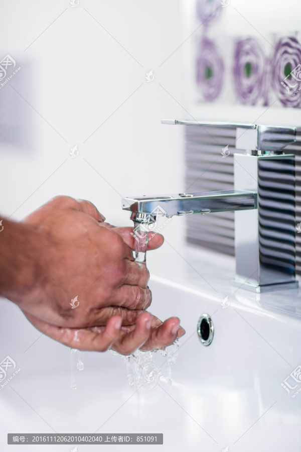 洗手的男人