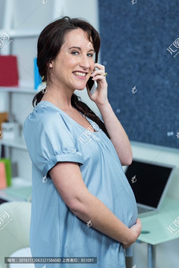 微笑着打电话的孕妇
