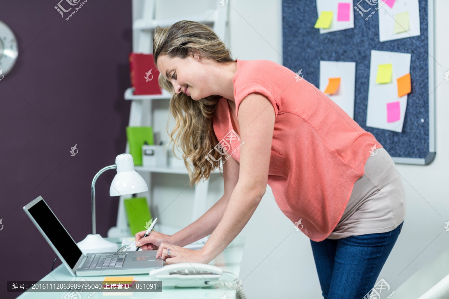 孕妇在办公室使用笔记本电脑