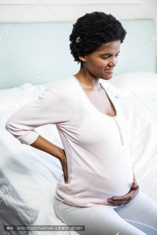 背部疼痛的孕妇