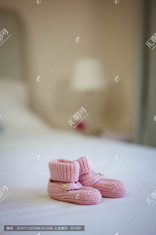 床上的婴儿鞋