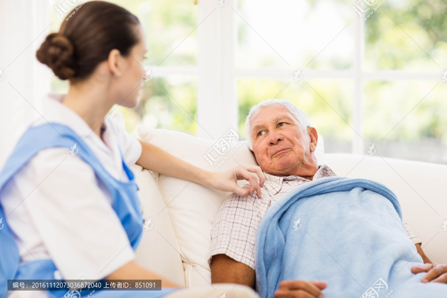 护士照顾生病的老人