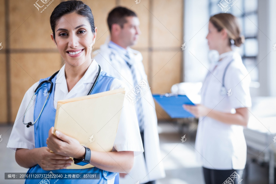拿着文件微笑着的护士