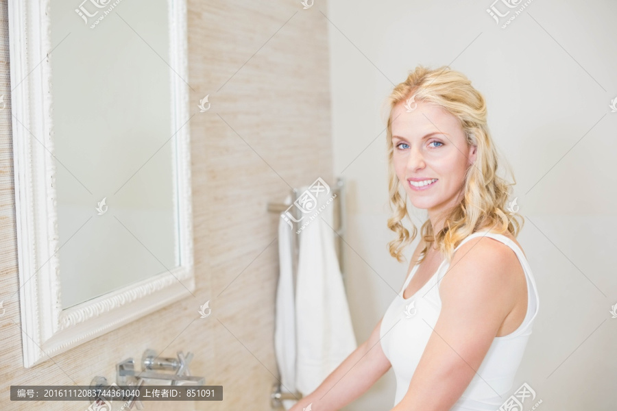 在浴室里的女人