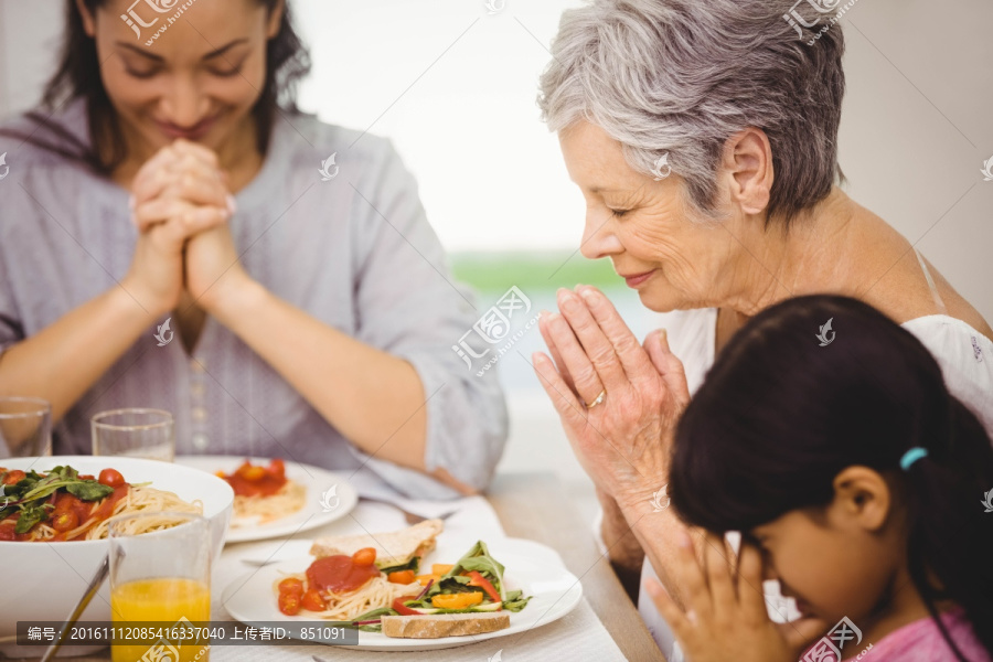一家人在用餐前祈祷
