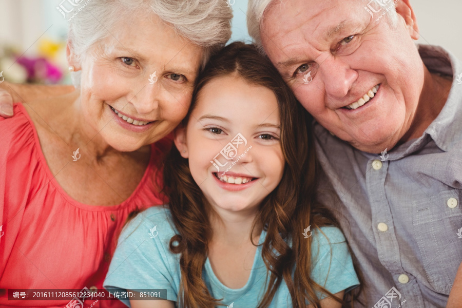 微笑的孙女和祖父母