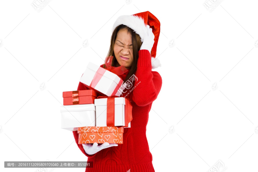 烦躁的女人抱着一堆礼物
