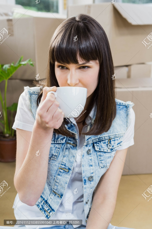 在新房子里喝一杯咖啡的女人