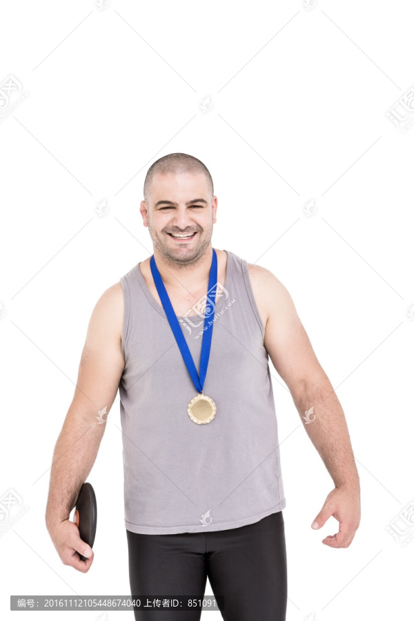 戴着奖牌微笑着的运动员