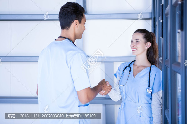 医生们在走廊里握手