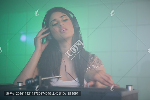 放音乐的女性DJ