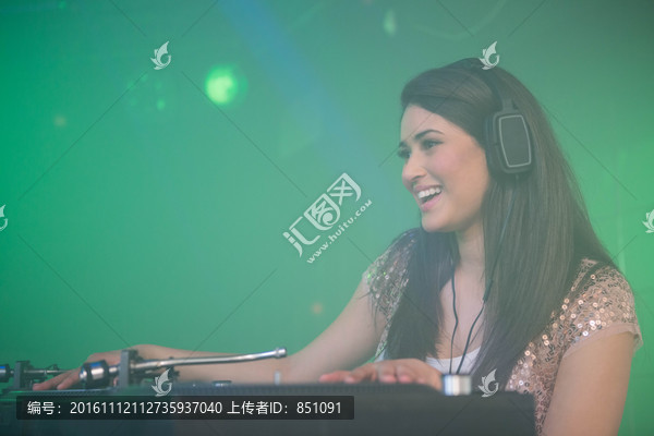 放音乐的女性DJ