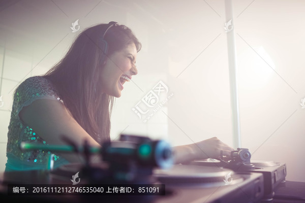 放音乐的女性DJ