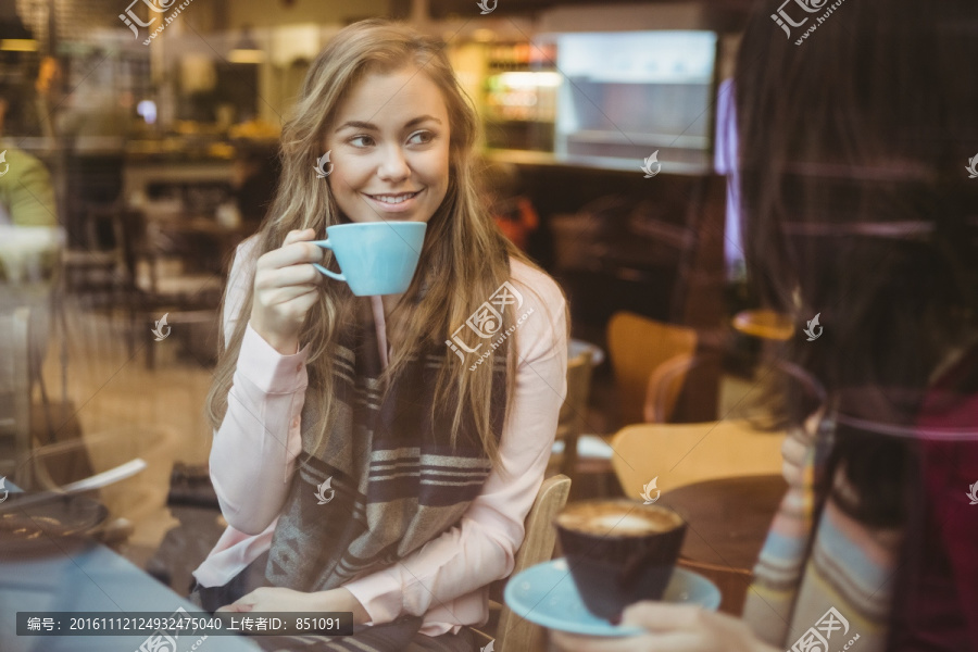 女人在咖啡馆喝一杯咖啡