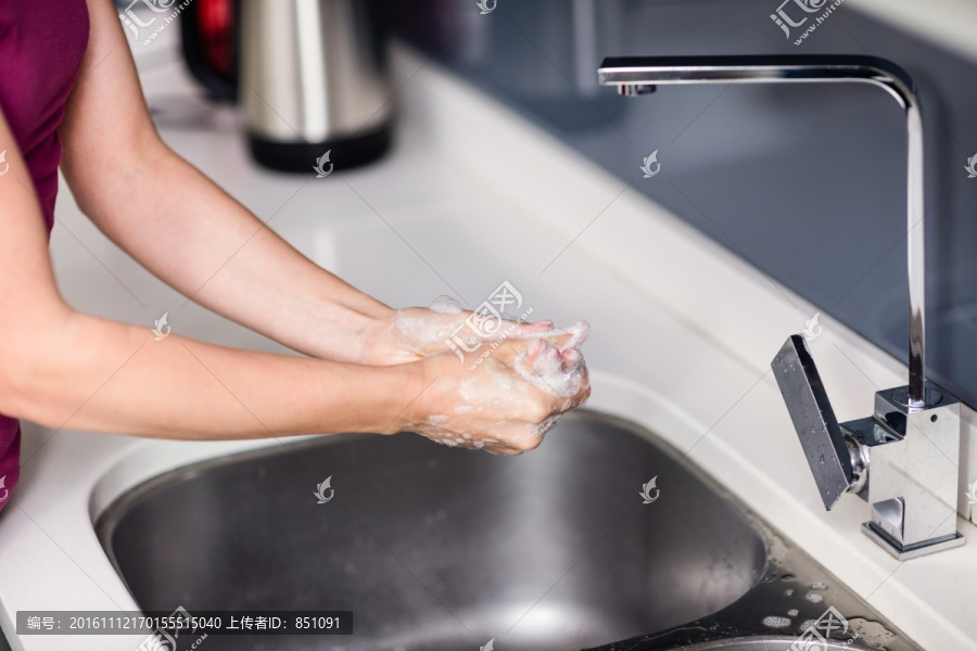 女性洗手槽的图片