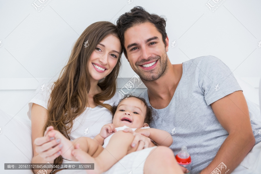 微笑的夫妇抱着孩子