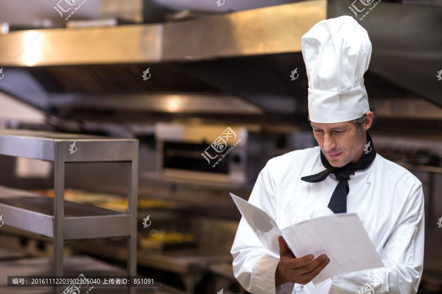 英俊厨师在阅读菜单