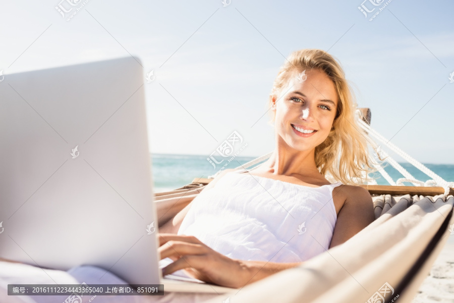 女人用她的笔记本电脑