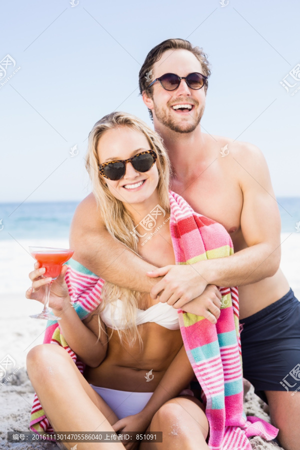 坐在海滩上的夫妇