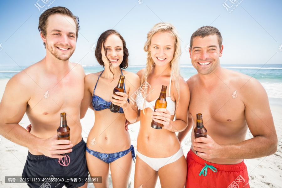微笑著喝酒的男女