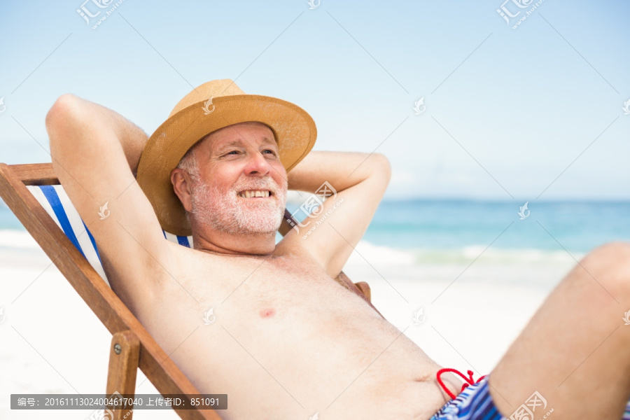 躺在沙滩椅上的男人
