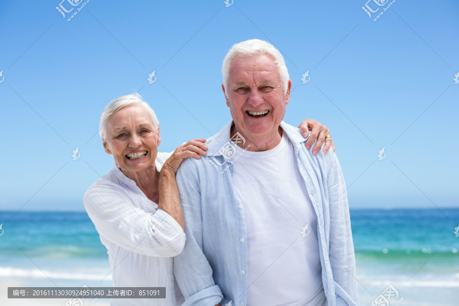 在海边拥抱的老夫妇