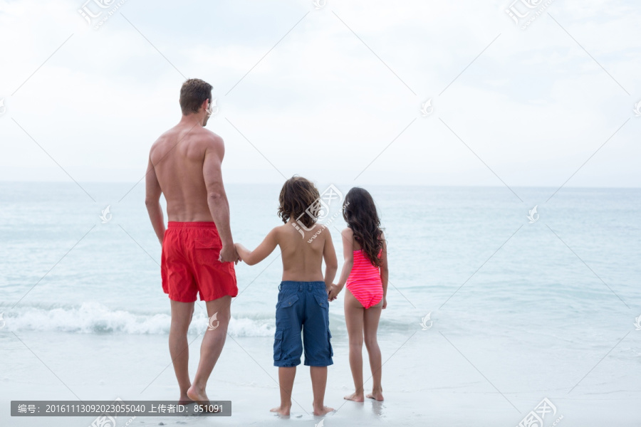 带着孩子在海边玩耍的父亲