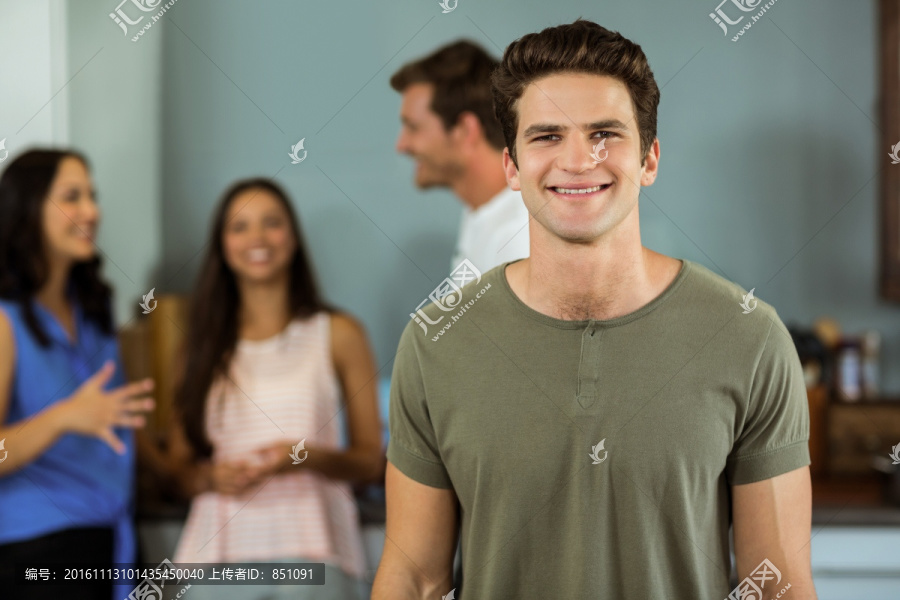 微笑的年轻男人在朋友家里