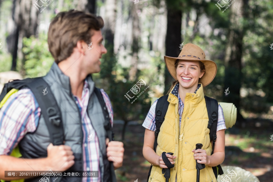 在徒步旅行中互相看着对方的夫妇