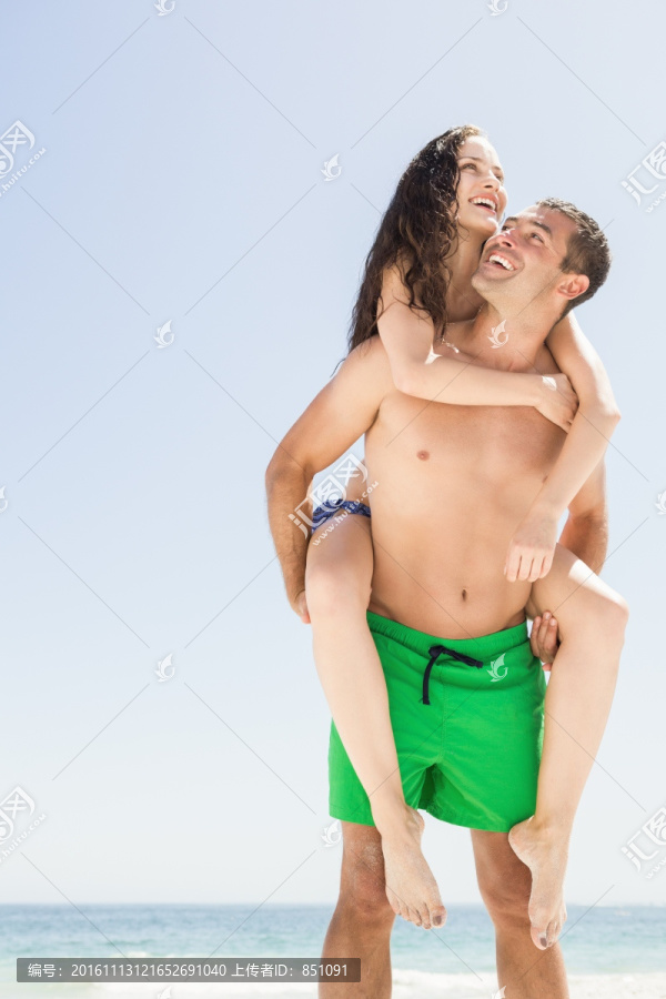 背著女友的男人