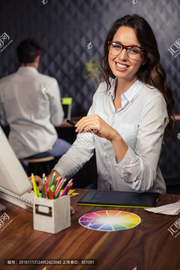 在电脑上工作的商务女人