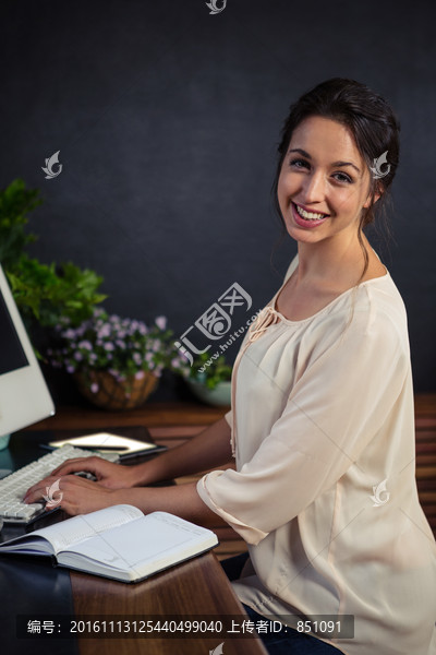 在电脑上工作的商务女人