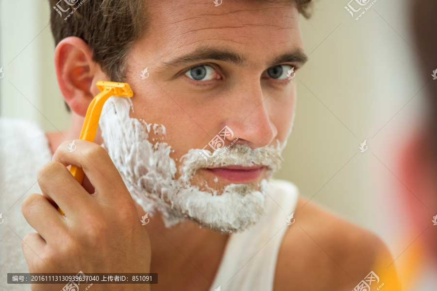 刮胡子的男人