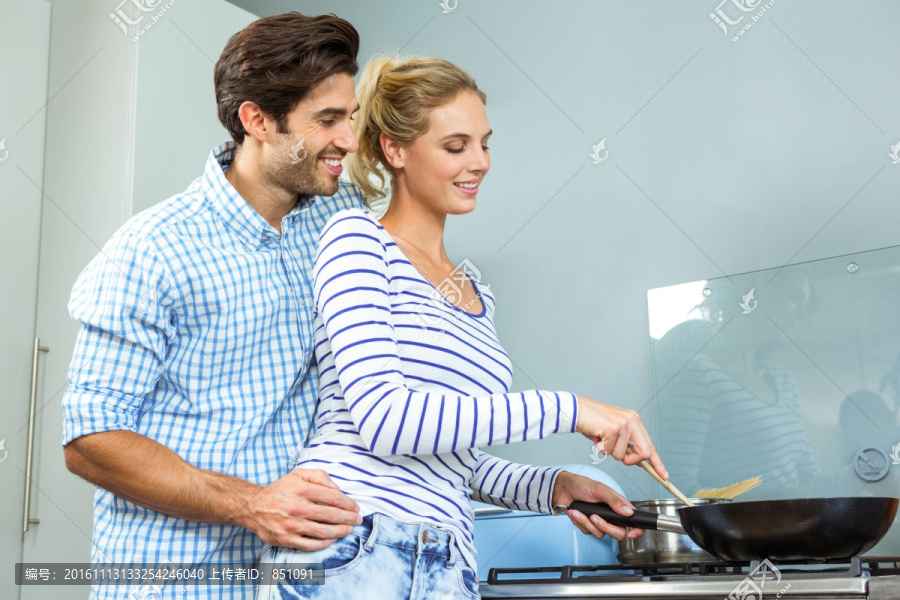 在厨房里烹饪食物的夫妇