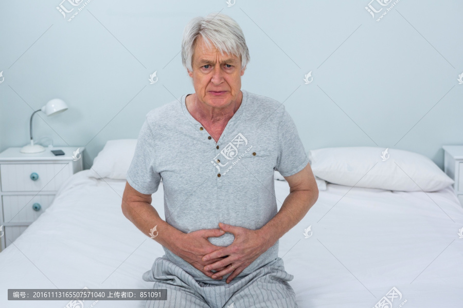 肚子痛的老人坐在床上