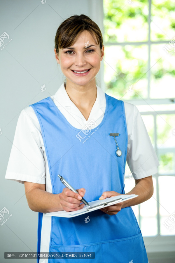 微笑着站立的护士