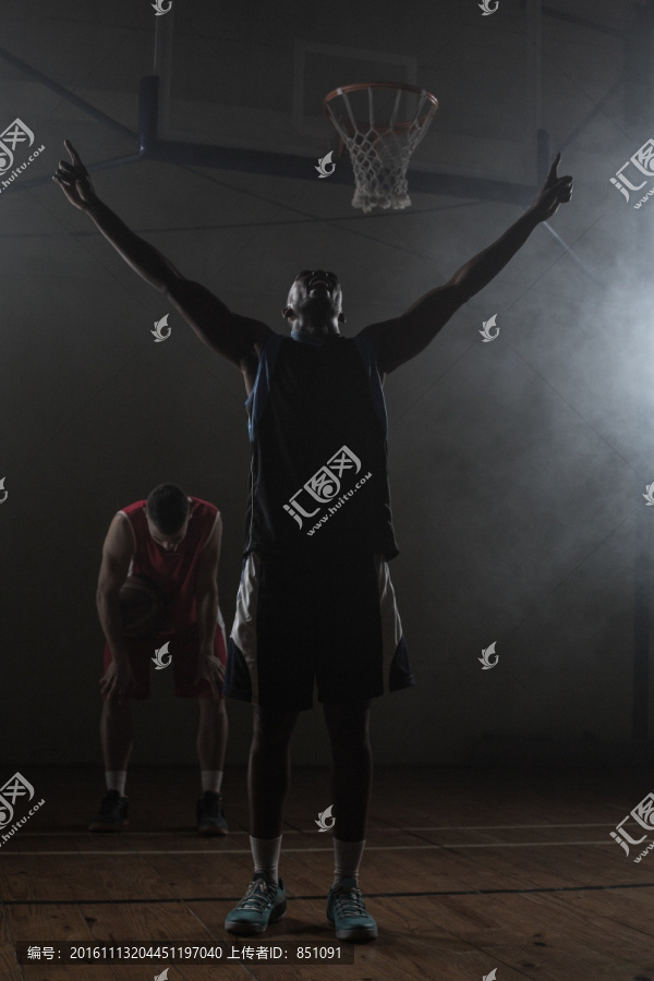 举起双臂的篮球运动员