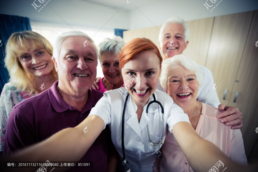 微笑着的护士和老年人