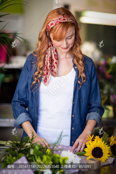 在花店里包装鲜花的女人