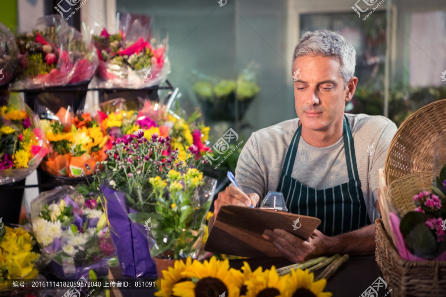 在花店工作的男人