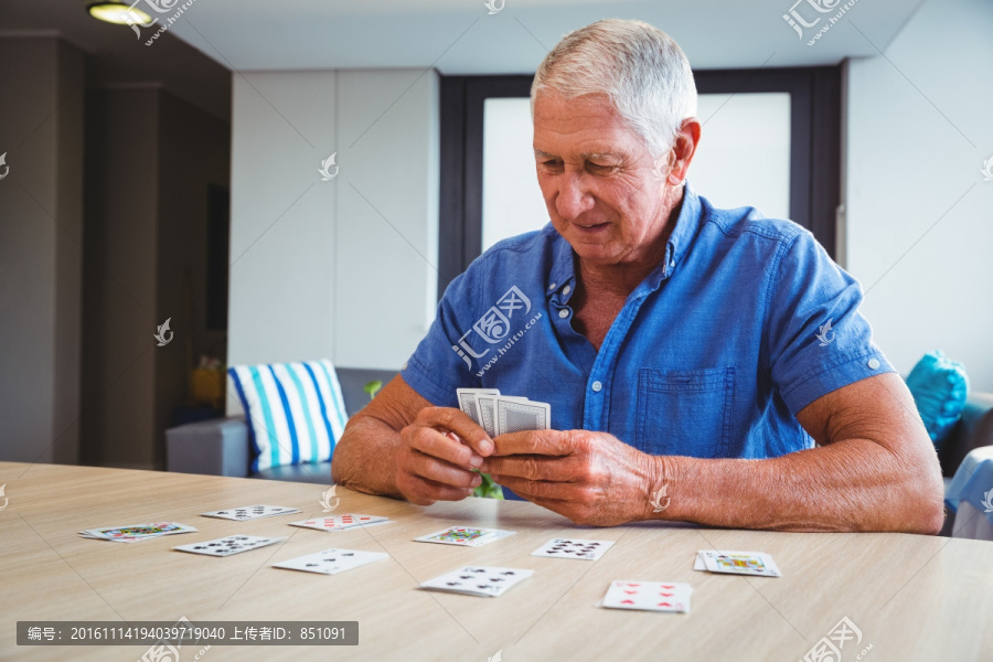 打牌的老年人