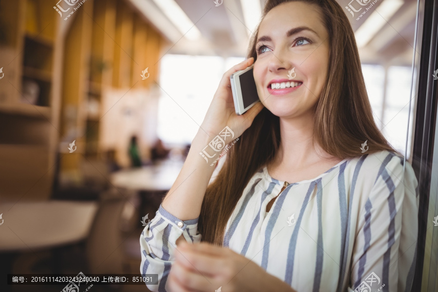 微笑着打电话的商务女人