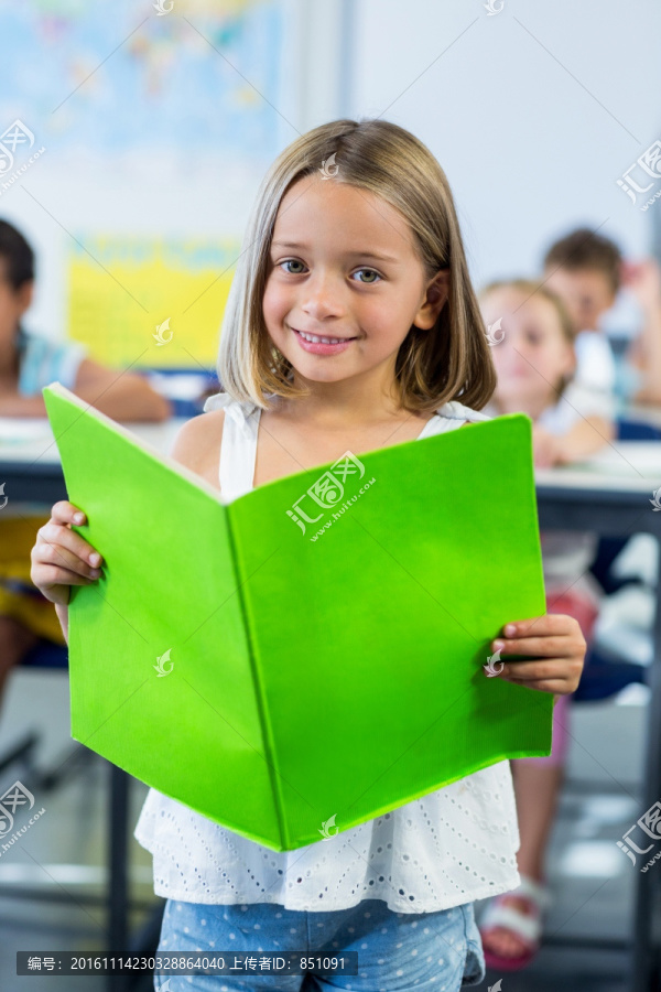 在教室里看书的小女孩