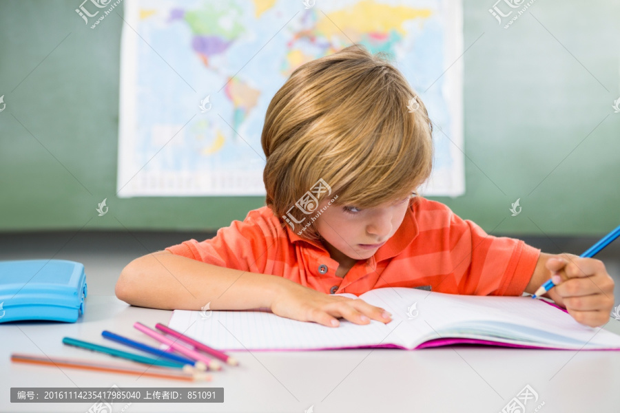 男孩在课堂上写字