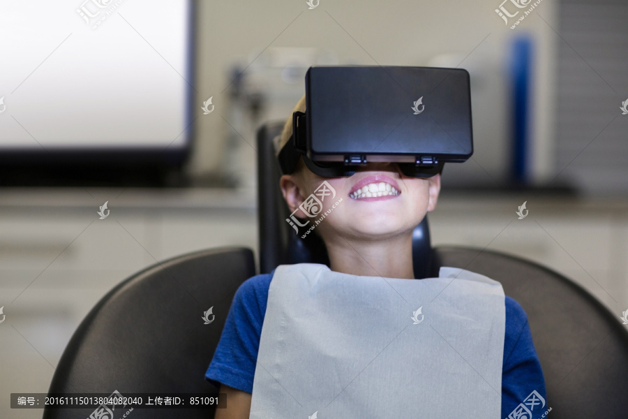 在牙科使用虚拟耳机的女孩