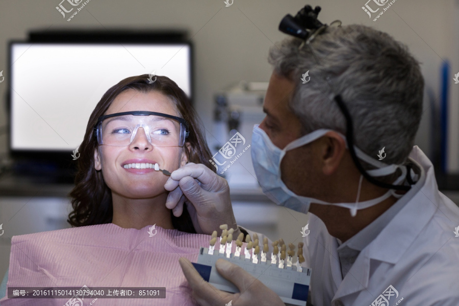 牙医检查女性病人的牙齿