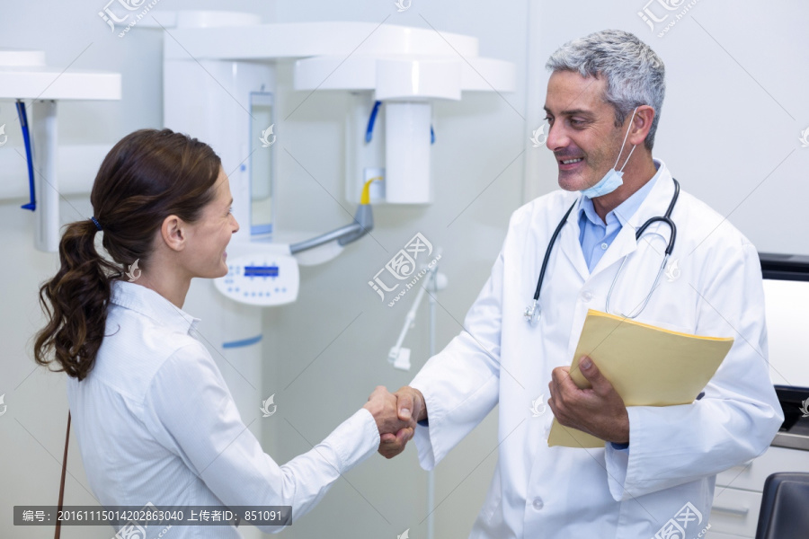 牙医与女性患者握手