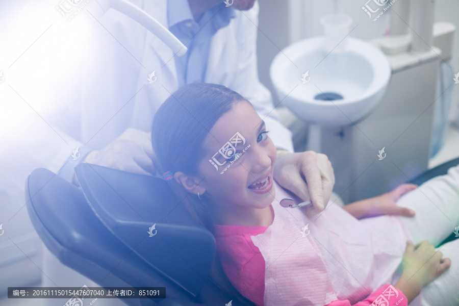 牙医为患者做检查