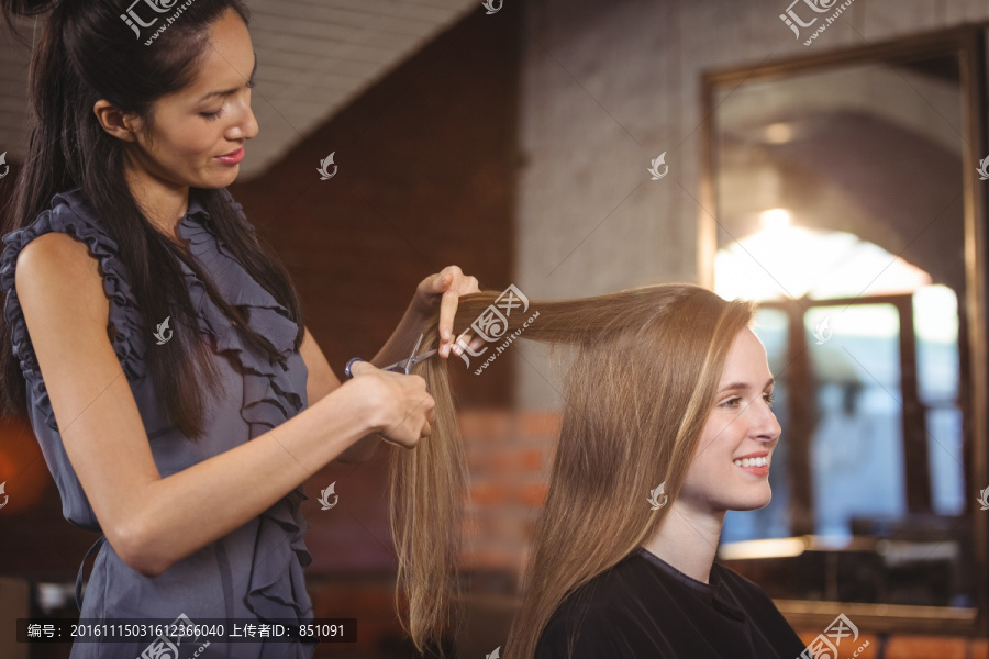 在美发店修剪头发的女人
